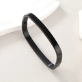 Dettaglio di un bracciale rigido quadrato in acciaio inossidabile nero con chiusura a cerniera - Nero