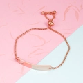 Detail van tweekleurige armband met hartuitsnijding en verstelbare box-kettingsluiting - Roségoud
