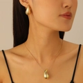 Conjunto de joyas de gota dorada con collar y pendientes usados por una modelo real - Conjunto de pendientes y collar / Dorado