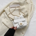 Bolso bandolera blanco acolchado con lazo y cadena dorada en una presentación elegante - Blanco