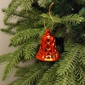 Dettaglio campana di Natale rossa con stelle appesa a un ramo di pino verde - Cinque Stelle / Diametro 8cm Confezione da 6 / Rosso