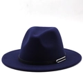 Détail d'un chapeau fedora en feutre bleu marine avec ruban en cuir noir et boucle en métal - M (56-58cm) / Bleu Marine