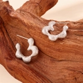 Pendientes de flores de acero inoxidable plateado sobre base de madera natural - Color Acero