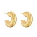 Dettaglio macro di orecchini a C stile francese placcati oro 18K con trama a spirale - Medio 25mm / Oro