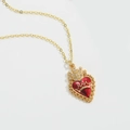 Dettaglio della collana vintage con ciondolo a cuore e corona con cristalli rossi - Cuore con Corona