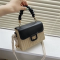 Stroh-Handtasche mit schwarzer Lederklappe und weißem Seilschultergurt in Beige - Schwarz