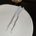 Détail de boucles d'oreilles pampilles argentées avec cristaux et triples chaînes fines - Gland Long Strass Conique Argent (21#)