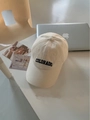 Dettaglio del ricamo Colorado su un berretto da baseball in morbido cotone beige - Taglia unica / Bianco Sporco