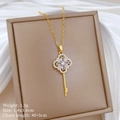 Dettaglio della collana a chiave con quadrifoglio dorato e zirconi su seta morbida - Stile Chiave Quadrifoglio (F429) / Oro