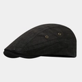 Detalle de gorra tipo boina negra con textura de cuadros y ojales metálicos dorados - Ajustable / Negro