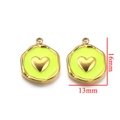 Détail d'un pendentif cœur vert citron avec bordure dorée, dimensions 16mm par 13mm - Type F Cœur Jaune
