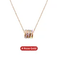 Detalle del colgante de tres anillos en oro rosa con circonitas y cadena refinada - Oro rosa