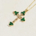 Collana croce dorata con gemme verdi taglio a pera e micro-pavé di zirconi bianchi - Verde
