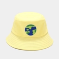 Dettaglio di cappello alla pescatora giallo in cotone con ricamo Terra e cuciture rinforzate - M (56-58cm) / Giallo