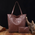 Détail du sac cabas vintage en cuir marron avec poche avant et pochette assortie - Ensemble 2-en-1 avec Fermeture / Nouveau Brun