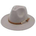 Gros plan d'un chapeau fedora classique en feutre gris avec une élégante sangle en cuir - Gris clair