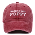 Détail de la broderie World's Best Poppy sur casquette bordeaux en coton lavé - Réglable / Bordeaux