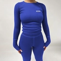Gros plan détaillé sur le tissu bleu côtelé d'un ensemble de yoga sport à manches longues - Bleu