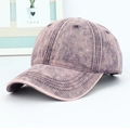 Dettaglio del cappellino in cotone rosa lavato con cuciture rifinite e stile vintage - Viola Chiaro