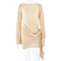 Detailansicht beige Strickkleid mit seitlichem Knoten und asymmetrischen Faltenstrukturen - S / Aprikose