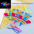 Drei LED-Katapult-Flugzeuge aus Schaumstoff mit bunten Flügeln und Abschussvorrichtung - Mehrfarbig / Bunt