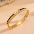 Détail d'un bracelet jonc plaqué or 18k avec émail noir et détails en zircon blanc - Bracelet Jonc Double Couche en Coquille Noire Dorée avec Strass (F721)