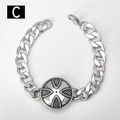 Dettaglio del bracciale a catena cubana in acciaio inossidabile con ciondolo a croce - Stile C-Scudo / 18cm