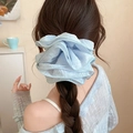 Détail d'un chouchou géant en mousseline bleu clair avec dentelle sur une tresse - 26# Mousseline Bleu Clair Plissé (HH3984)