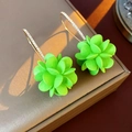 Dettaglio orecchini a fiore verde neon con ganci dorati e micro diamanti incastonati - Gancio per Orecchio Oro Verde