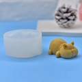 3D Silikonform Schweinchen mit fertigem gelben Kunstharz-Schwein auf blauem Grund - Schweinchenstil