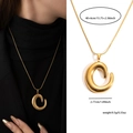 Collier élégant en acier titane doré avec pendentif en C abstrait pour femme - Collier Lune Abstrait