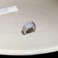 Vue macro de la manchette d'oreille en C argentée avec oxydes de zirconium pavés - Ear Cuff - Argent (Sans Percement Style Full Zircon)