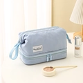 Trousse à maquillage double couche bleu clair avec poignée et étiquette NyunTravel - Petit / Bleu clair