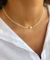 Elegante collana di perle bianche con una perla grande e dettagli in metallo dorato - Bianco