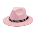 Détail d'un chapeau en feutre rose avec bande en cuir, turquoise et rivets argent - Rose