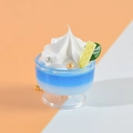 Llavero de mini helado de yogur azul con crema blanca y cadena de metal dorado - Azul (Cadena de cuentas doradas)