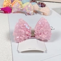 Dettaglio del fermaglio a fiocco con paillettes rosa e fascia glitterata su cartoncino - Rosa di Paillettes