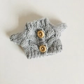 Grauer Zopfstrickpullover für 17cm Plüschpuppen mit zwei kleinen Holzknöpfen - Geeignet für 17cm Anhänger / Grauer Holzknopf-Pullover