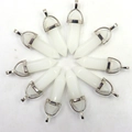 Set van 11 witte zeshoekige kristallen hangers met zilveren metalen oogjes op wit - Witte Jade