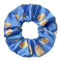 Détail du chouchou en satin bleu avec motif de baseball jaune et texture plissée - Softball Bleu
