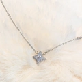 Vue macro du collier avec pendentif étoile à quatre branches en argent et strass - Argenté