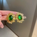 Boucles d'oreilles vintage avec pierre ovale verte et monture dorée texturée - Boucles d'Oreilles Clous Ovales Vertes Sculptées Vintage