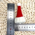 Dettaglio mini cappello di Natale in maglia bianco e rosso con misura di 7,5 cm - Cappello di Natale a Punta (Pompon Elastico)