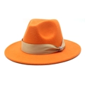 Detail eines orangen Wollfilzhutes mit Satinband und glitzernder Kristall-Schnalle - Orange