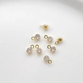 Makroansicht vergoldeter Zirkonia-Anhänger für DIY-Schmuckherstellung und Bastelarbeiten - Einzelstück / 18K Gold