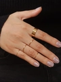 Detailaufnahme von vier übereinander gesteckten goldenen Ringen an der Hand eines Models - 5-teiliges Minimalistisches Set (SE3418) / Gold