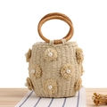 Handgefertigte Korbtasche mit Blumenperlen und kreisförmigen Holzgriffen - Beige
