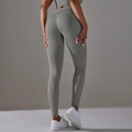 Primer plano de leggings de yoga gris vigoré de talle alto que muestran textura sin costuras - S / Gris