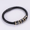 Geflochtenes Herrenarmband aus schwarzem Leder mit Goldmagnetverschluss und Metallelementen - Bicolor Gold