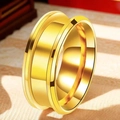 Detalle macro de anillo de acero inoxidable dorado de 8mm con diseño de ranura cóncava - US 7 / Dorado